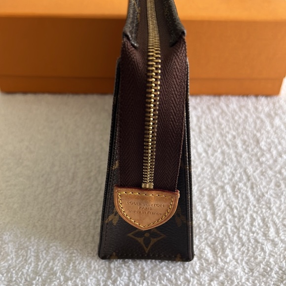 Louis Vuitton Monogram Toiletry 19 Pouch - Picture 6 of 15